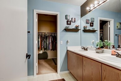 1108 W 2nd Av Mstr BA Walk-in Closed