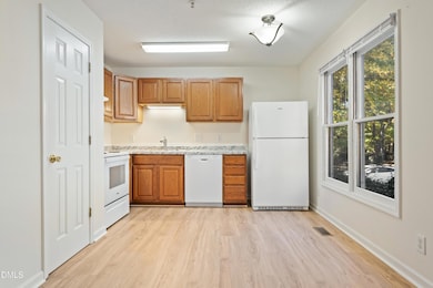 121 Westview Dr unit 33 Brighton, Carrboro, NC 27510 - photo 5