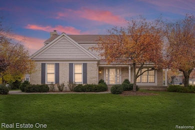 1568 Grandview Dr, Rochester Hills, MI 48306 - photo 2