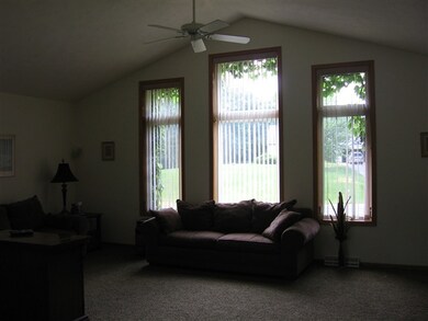 7902 N Robert Dr, Evansville, WI 53536 - photo 2