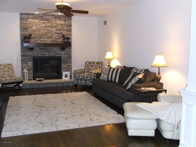 1224 Woodberry Dr, Mountain Top, PA 18707 - photo 2