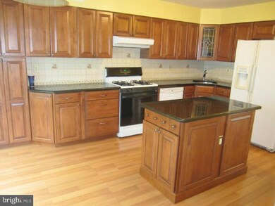 17 Jill Ct, Monmouth Junction, NJ 08852 - photo 3