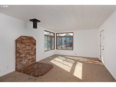 913 E 8th St, the Dalles, OR 97058 - photo 4