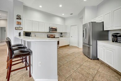 Casual eating and sharing space along kitchen coun