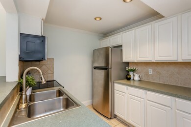 1715 Moritz Dr unit 18, Houston, TX 77055 - photo 2