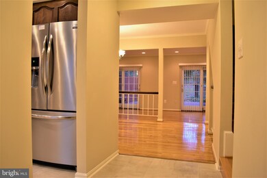 11529 Pine Cone Ct, Reston, VA 20191 - photo 4