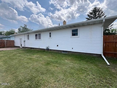 917 12th St NE, Jamestown, ND 58401 - photo 2