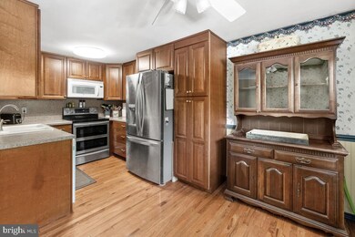 19316 Running Cedar Ct, Germantown, MD 20876 - photo 4