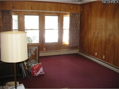 Large comfortable breezeway allows plenty of light