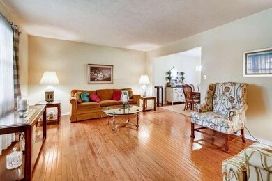 7012 Wethersfield Place-small-006-004-Li