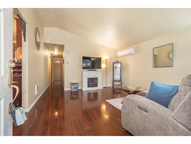 209 E North St, Newberg, OR 97132 - photo 4