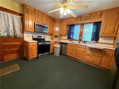 142 Oasis Cir, Logan, WV 25601 - photo 6