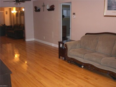 GLEAMING HARDWOOD IN THE LIVING ROOM