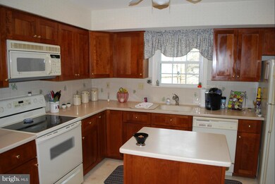 6207 Wilmington Dr, Burke, VA 22015 - photo 4