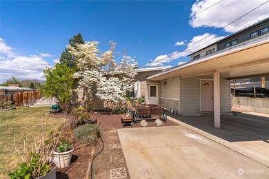 300 13th St NE, East Wenatchee, WA 98802 - photo 2