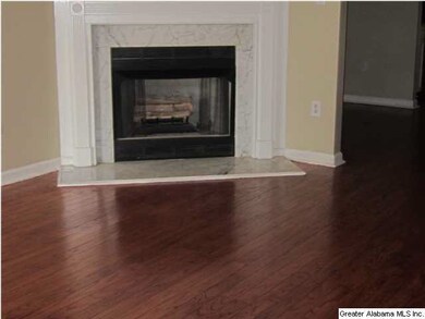 FIREPLACE WITH GAS LOGS