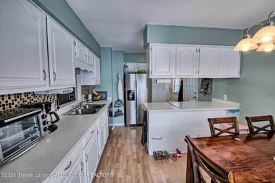 Dining_room_to_kitchen