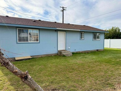 211 W First Ave, Granger, WA 98932 - photo 4