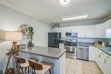 Kitchen with appliances with stainless steel fini