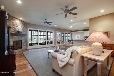 06_128 Cayuga Drive_Living01