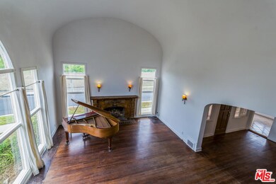 2233 Wellington Rd, Los Angeles, CA 90016 - photo 3