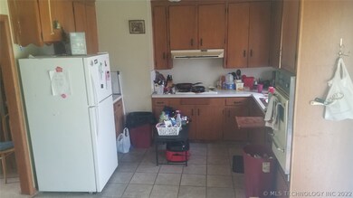The fridge stay's in this eat in kitchen. All appl