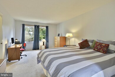 20072 Great Falls Forest Dr, Great Falls, VA 22066 - photo 5