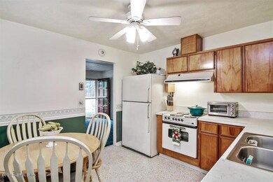 2566 Hugh Edwards Dr, Jacksonville, FL 32210 - photo 5