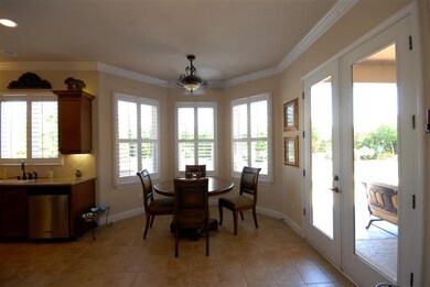 Brakfast Room with Bay Windows