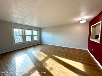 1132 Riverview. Living room