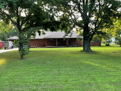 1002 N Delaware St, Chouteau, OK 74337 - photo 2