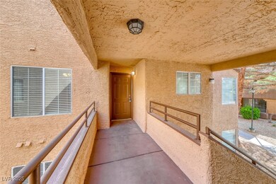 Fully remodeled 3 bed, 2 bath 1183 condo in guard