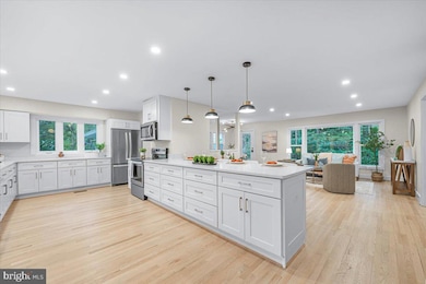 901 Hobbs Dr, Silver Spring, MD 20904 - photo 3