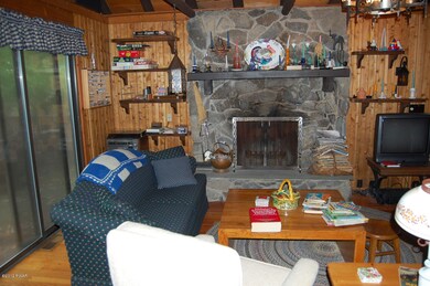 800 Towhee Ct, Hawley, PA 18428 - photo 2