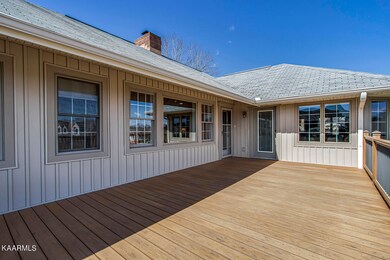 06_192 Chuniloti Way_FrontDeck02