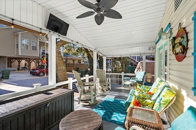 Deck featuring ceiling fan