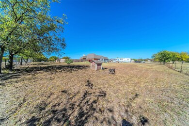 104 Honeysuckle Dr, Decatur, TX 76234 - photo 4