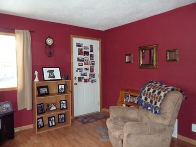 Living Room (View 2)<|><|>