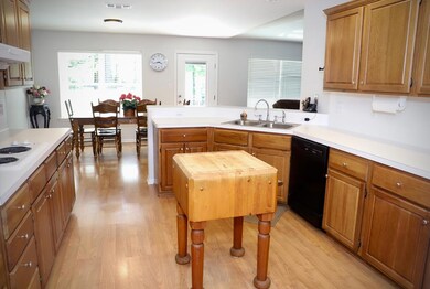 Kitchen with movable island