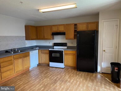 7426 Catterick Ct, Windsor Mill, MD 21244 - photo 4