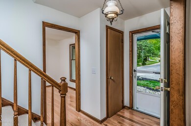006-Foyer-1702930-large