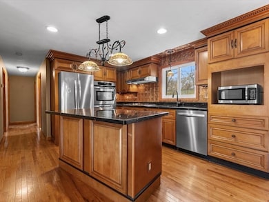 11 Benson St, Worcester, MA 01604 - photo 3