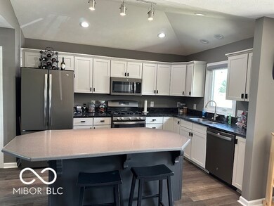 5204 E Hyde Ct, Columbus, IN 47203 - photo 4