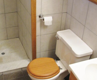 1st FLR OWNERS Suite has Walk-in SHOWER