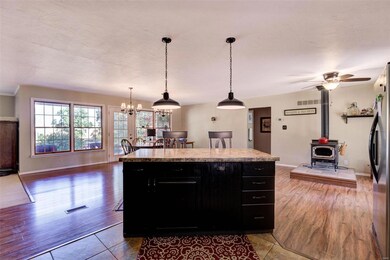 ISLAND FOR INFORMAL DINING