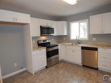 2601 SW Indian Trail, Topeka, KS 66614 - photo 5