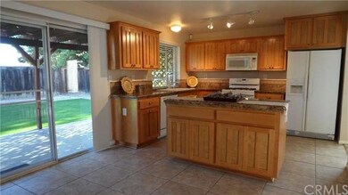 Beautiful Upgraded Kitchen with Center Island & Cu