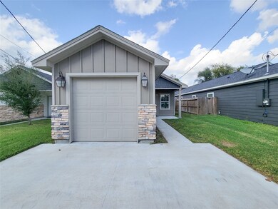 216 W Live Oak St, Angleton, TX 77515 - photo 2