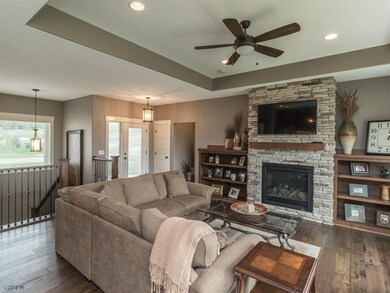 9957 Marnewood Dr, Johnston, IA 50131 - photo 4