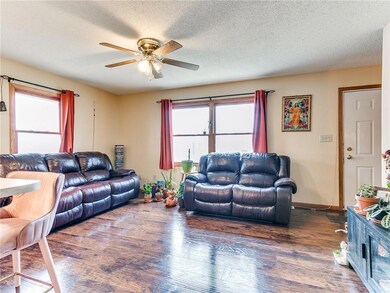 2246 Lyon St, Des Moines, IA 50317 - photo 4